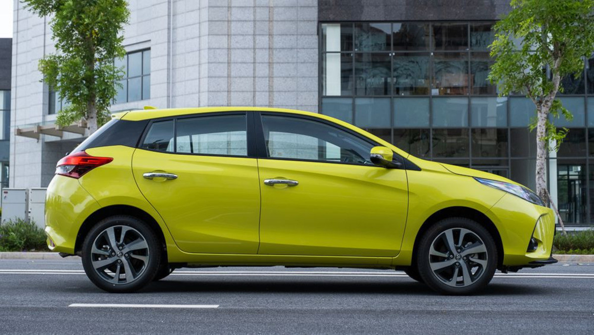 Thân xe Toyota Yaris 2021 với các đường gân dập nổi và mâm xe hợp kim