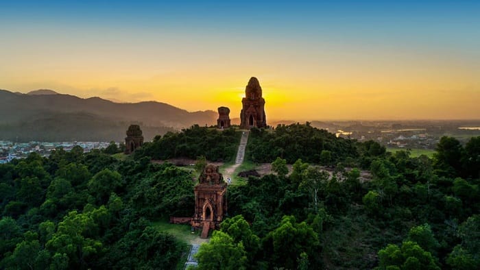Tháp Bánh Ít có vị trí không quá xa trung tâm thành phố Quy Nhơn (cũ)