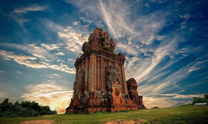 Tháp Bánh Ít là biểu tượng văn hóa – tín ngưỡng của người Chăm Pa cổ còn hiện hữu