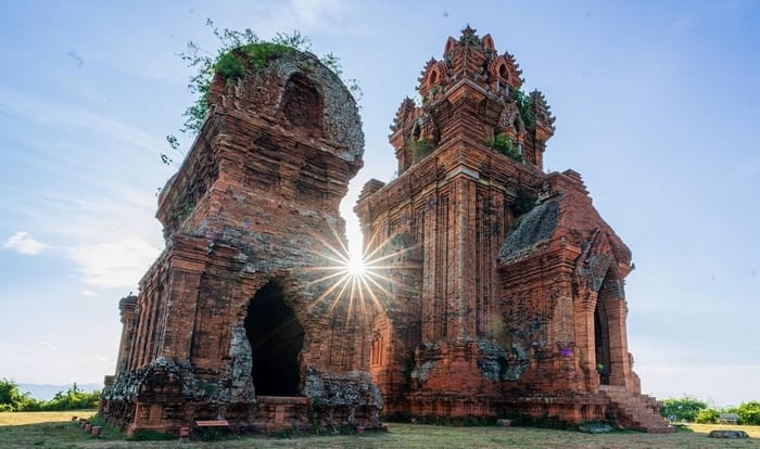 Tháp Hỏa có hình dáng độc đáo, nằm gần bên Tháp Chính
