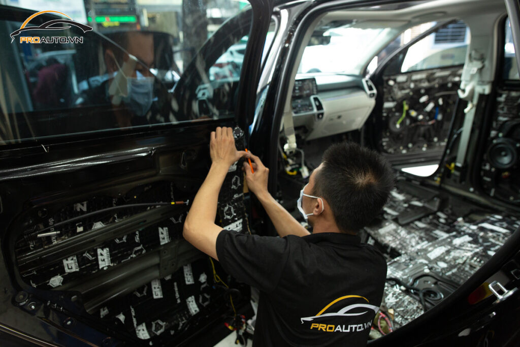 Thi công cách âm chống ồn xe Mazda 2 tại Trung tâm Proauto.vn