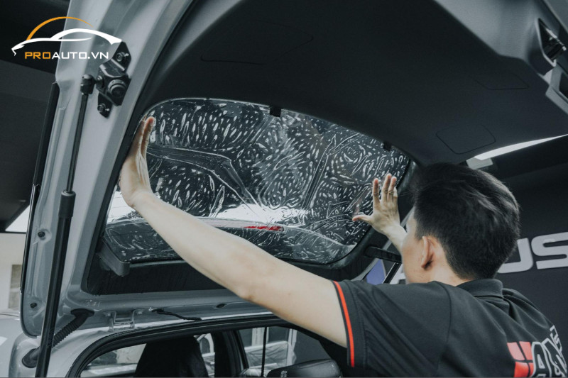 Thi công dán phim cách nhiệt cho kính lưng ô tô
