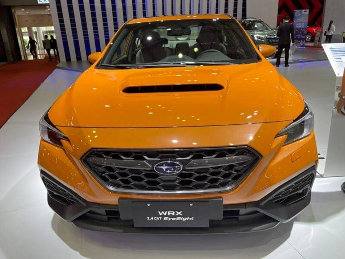 Thiết kế đầu xe Subaru WRX với lưới tản nhiệt lục giác và hốc gió ấn tượng