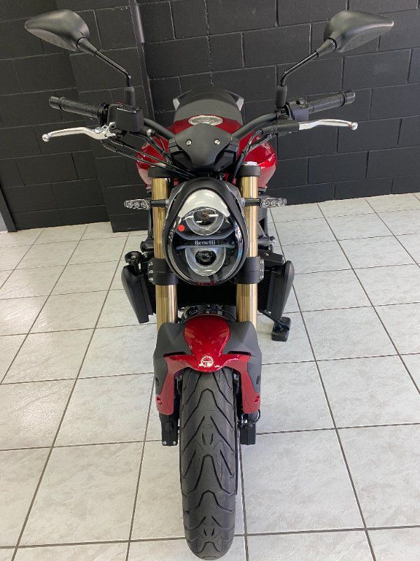 Thiết kế đèn pha trước của Benelli 752S