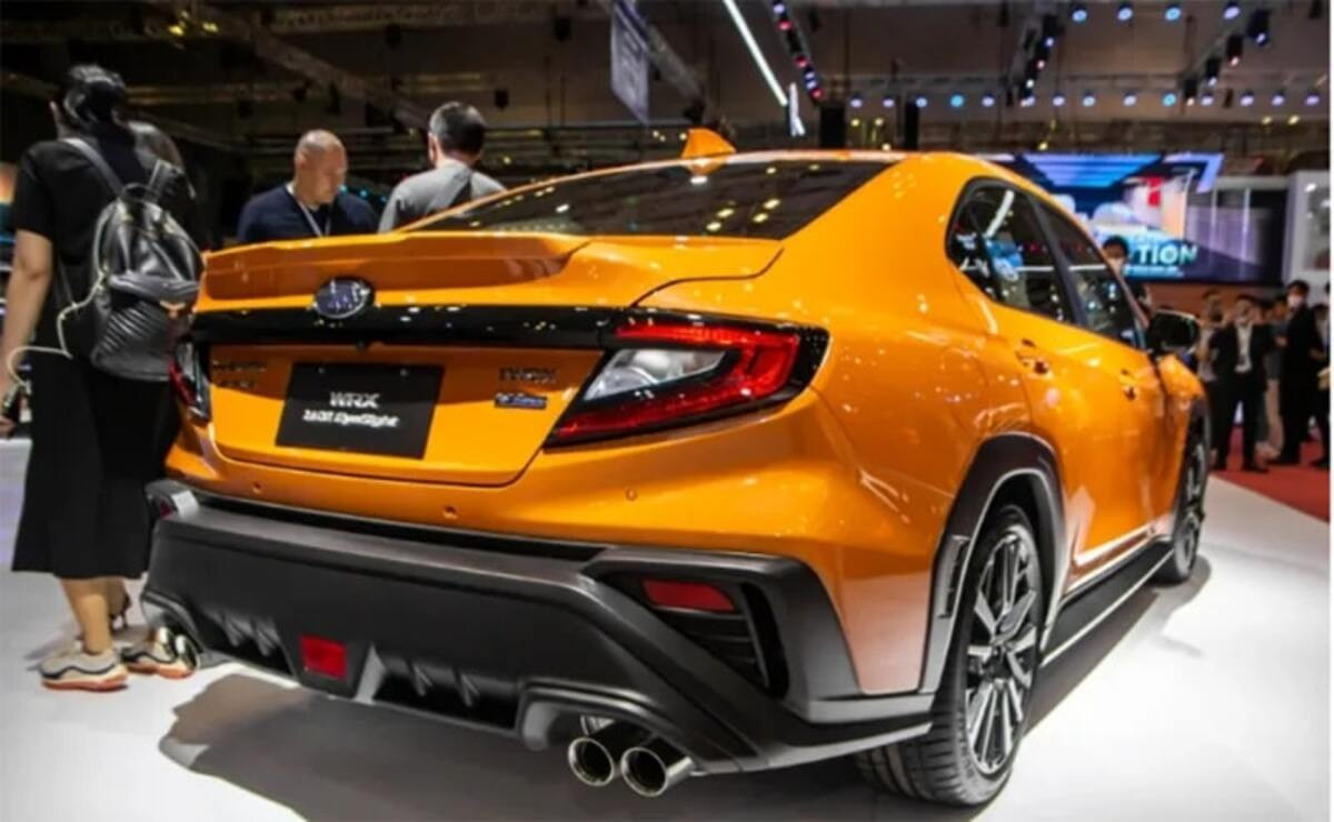 Thiết kế đuôi xe Subaru WRX với cụm ống xả kép và cánh lướt gió thể thao