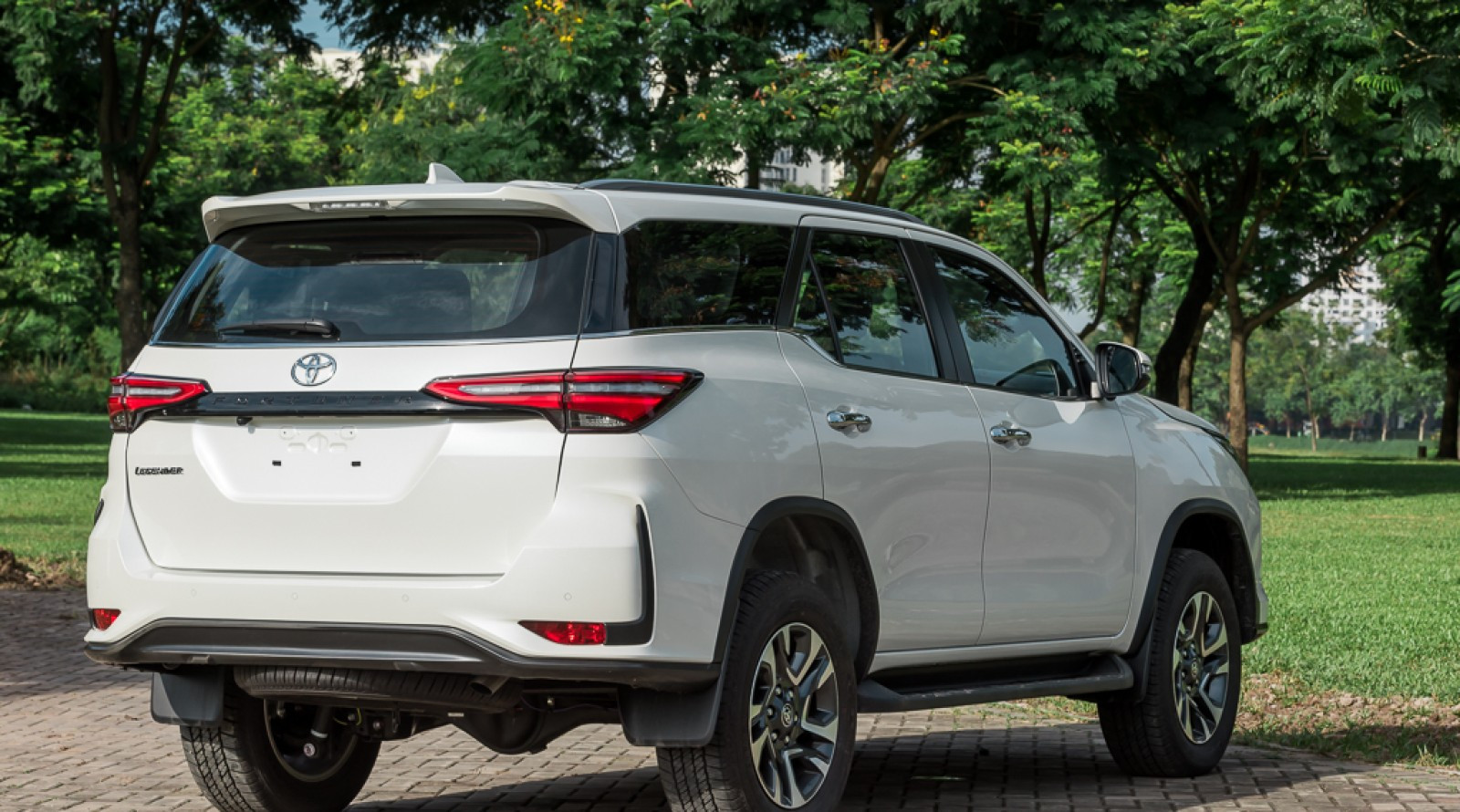 Thiết kế đuôi xe Toyota Fortuner 2024 cá tính với cụm đèn hậu LED và cản sau thể thao.