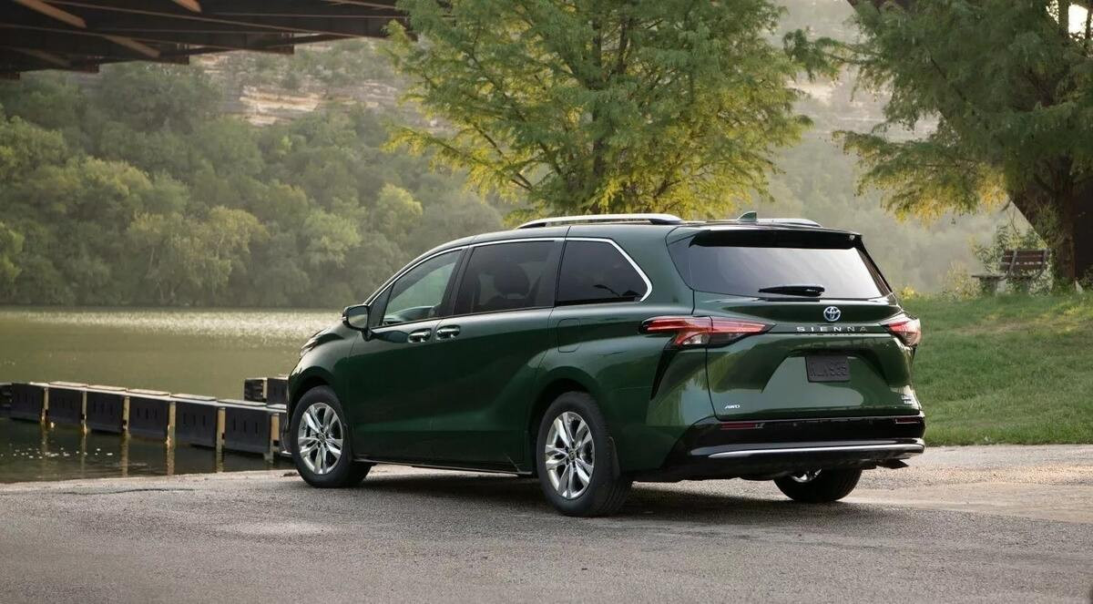 Thiết kế đuôi xe Toyota Sienna hiện đại với đèn hậu Full LED thể thao