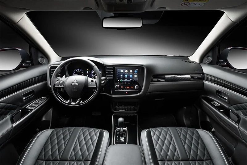 Thiết kế khoang lái tiện nghi của Mitsubishi Outlander với màn hình giải trí trung tâm