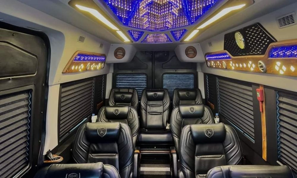 Thiết kế nội thất xe Đăng Nguyên Limousine với đèn led hiện đại phục vụ hành khách đến Măng Đen