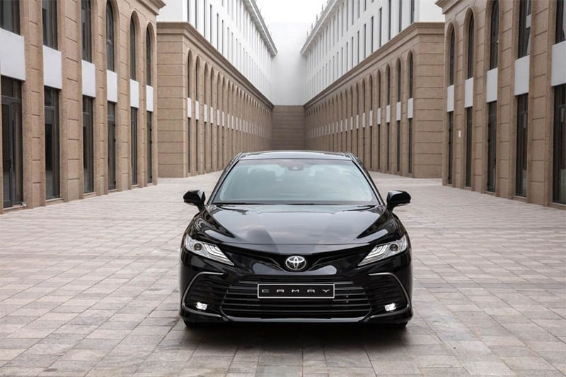 Thiết kế phần đầu xe Toyota Camry 2022 với lưới tản nhiệt rộng và đèn pha LED