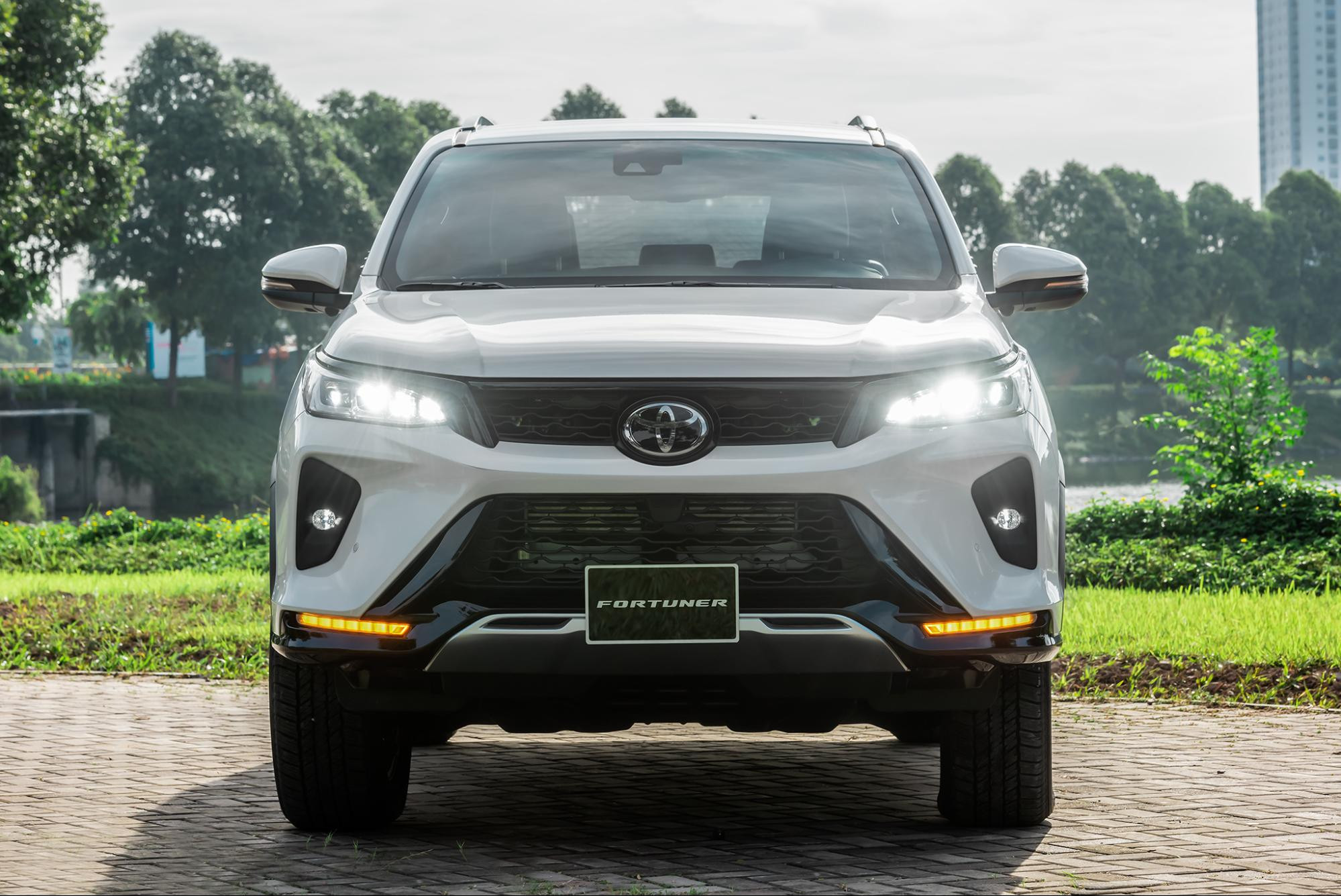 Thiết kế phần đầu xe Toyota Fortuner 2024 mạnh mẽ với lưới tản nhiệt lớn và cụm đèn LED.