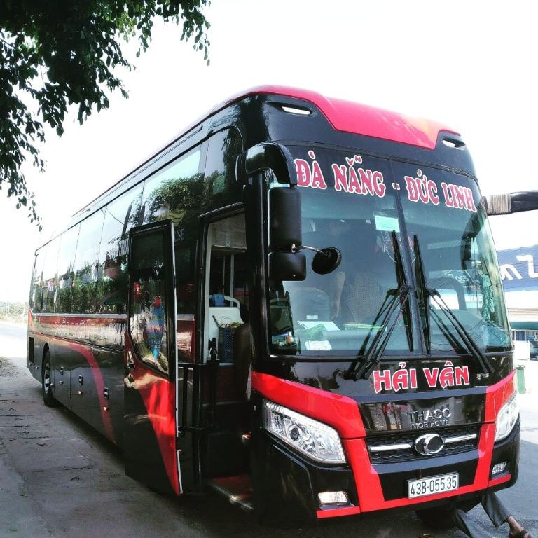 Thiết kế sang trọng với màu đỏ đen đặc trưng của xe Hải Vân Limousine