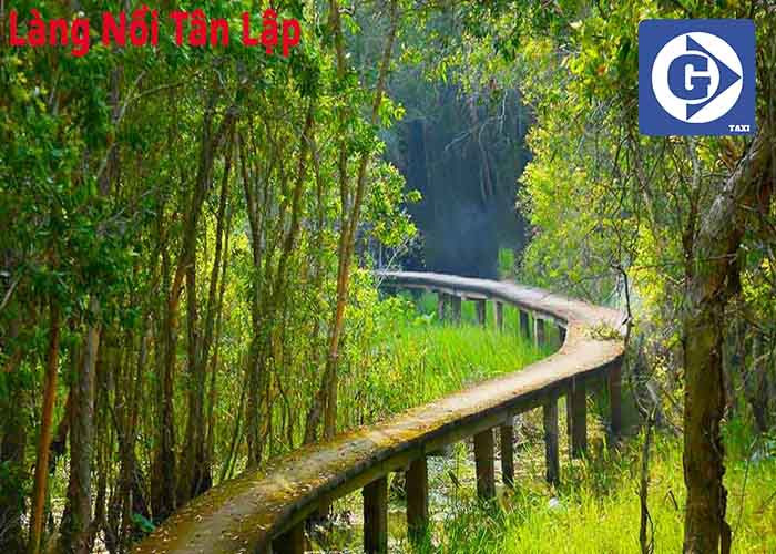 Thử thách khi lái xe trên con đường ngập nước vào mùa mưa