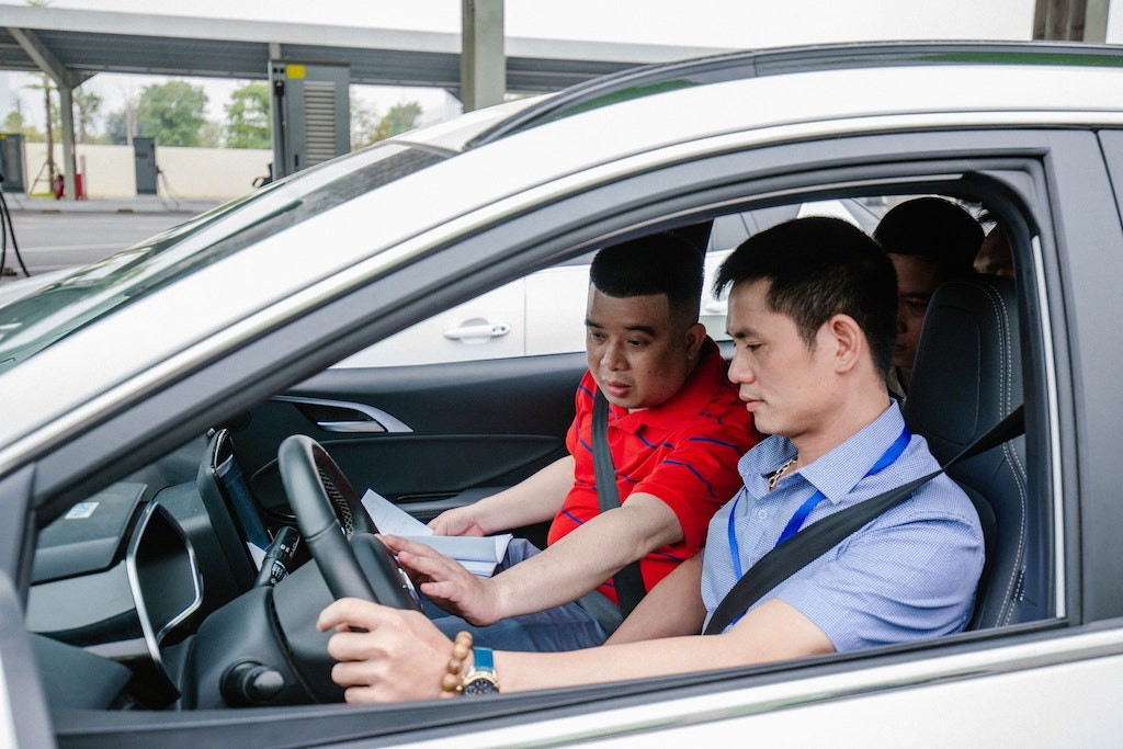 Thực hành lái xe taxi điện tại điểm hẹn