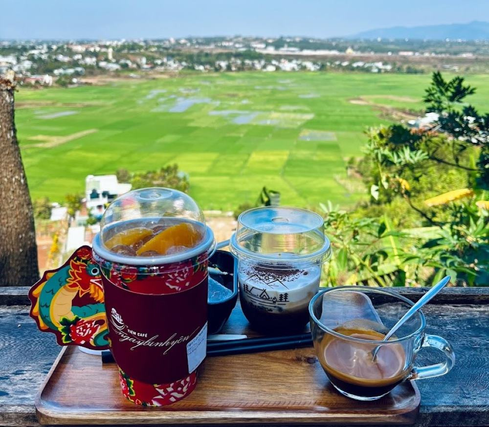 Thưởng thức cafe với view đẹp tại Tiệm Cà Phê Ngày Bình Yên