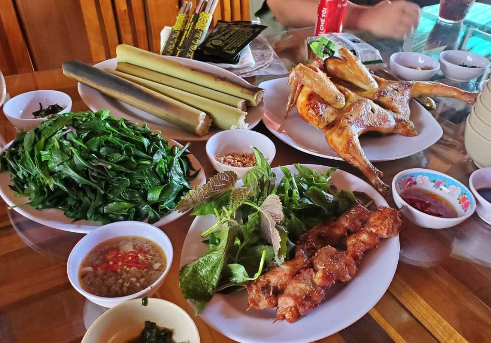 Thưởng thức cơm lam gà nướng tại nhà hàng Bazan Pleiku với không gian mở