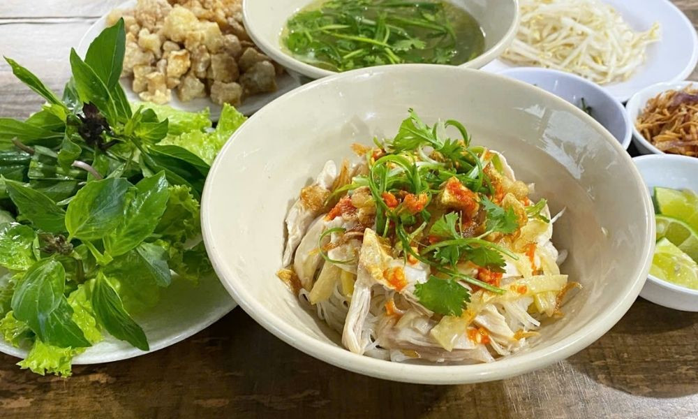 Thưởng thức phở khô Pleiku với nước dùng đậm đà