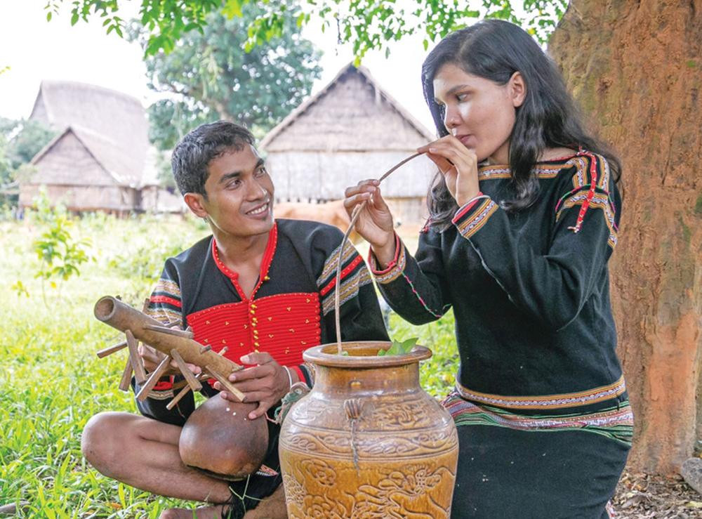 Thưởng thức rượu cần truyền thống của đồng bào Bahnar Gia Lai
