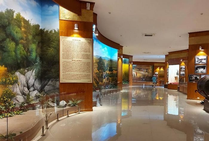 Không gian trong nhà trưng bày chính của Bảo tàng Quang Trung