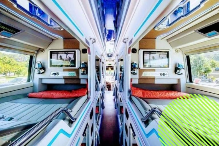 Tiện ích hiện đại với màn hình giải trí riêng trên xe Cúc Mừng Limousine
