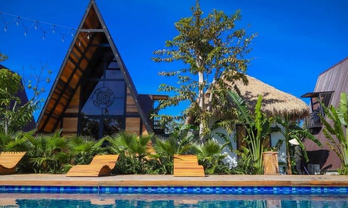 Tiên Sơn Pleiku homestay nổi bật khi ứng dụng mô hình bungalow villa có hồ bơi
