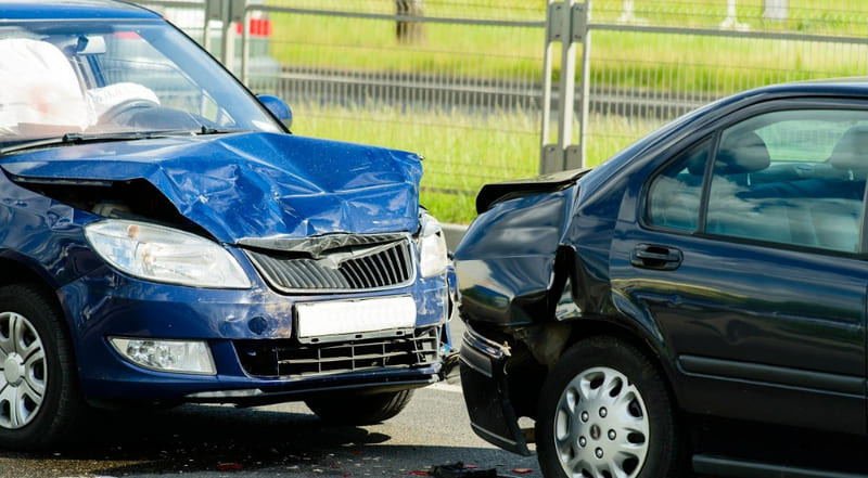 Tình huống va chạm ô tô giữa hai xe, cảnh báo sự cần thiết của việc bình tĩnh xử lý