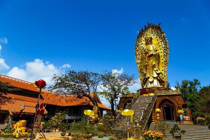 Tịnh xá nằm ở vị trí đắc địa