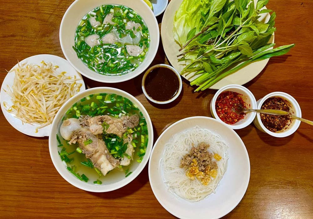 Tô phở khô hai tô Gia Lai đầy đặn hấp dẫn với nước dùng trong vắt