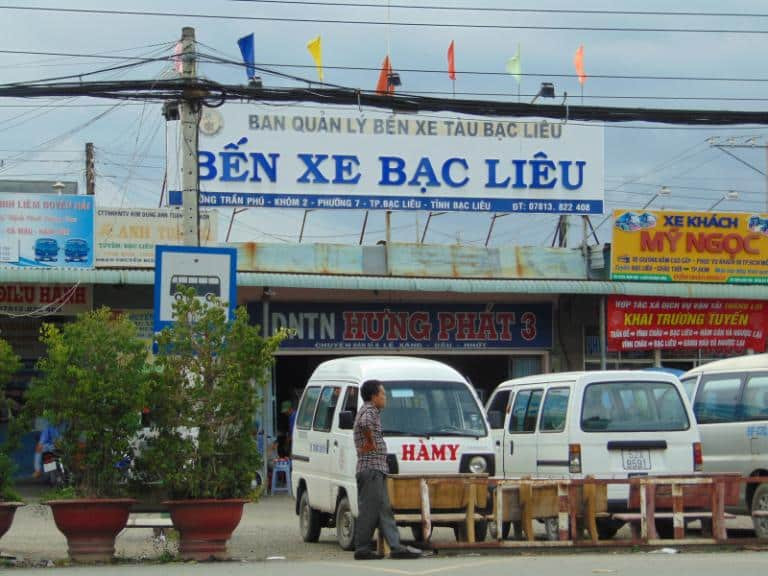 Toàn cảnh Bến xe Bạc Liêu với nhiều xe khách đỗ tại bãi