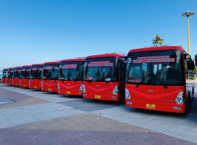 Toàn cảnh bến xe Mỹ Tho sầm uất với xe khách và hành khách