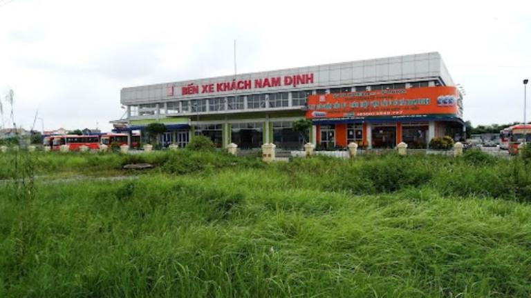 Toàn cảnh Bến xe Nam Định sầm uất với xe khách và hành khách tấp nập, khẳng định vị trí trung tâm tỉnh Nam Định.