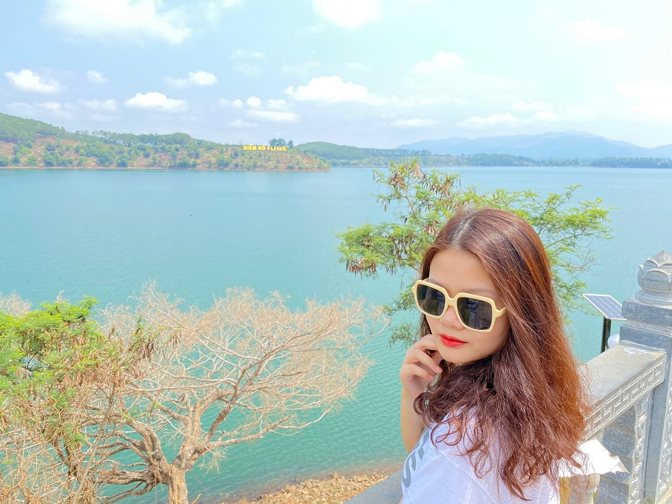 Toàn cảnh Biển Hồ Tơ Nưng với cây cô đơn lãng mạn tại Pleiku