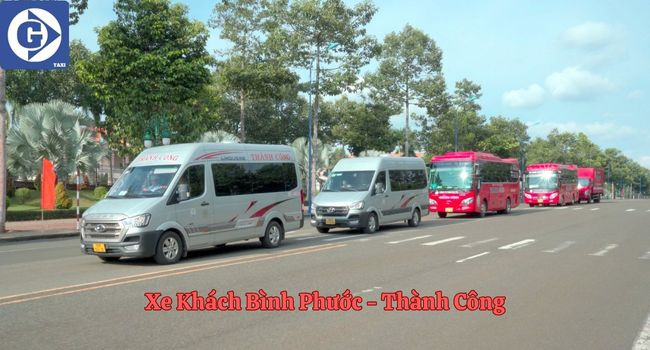 Toàn cảnh chiếc xe khách đang đậu.