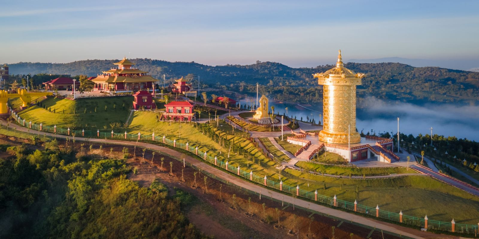 Toàn cảnh chùa Samten Hills Dalat nhìn từ trên cao, địa điểm lý tưởng cho chuyến taxi di samten hills