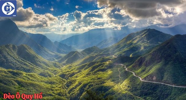 Toàn cảnh Đèo Ô Quy Hồ nhìn từ đỉnh với mây mù bao phủ