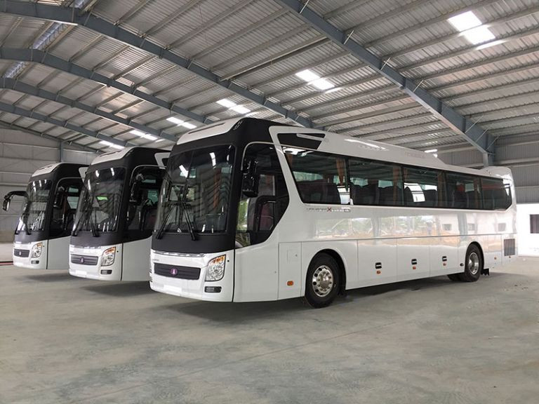 Toàn cảnh hồ Tam Chúc và chùa uy nghiêm