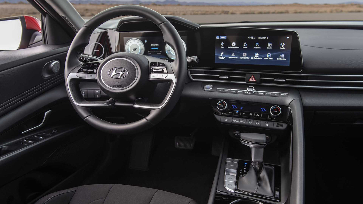 Toàn cảnh khoang nội thất Hyundai Elantra 2021 với màn hình trung tâm và vô lăng