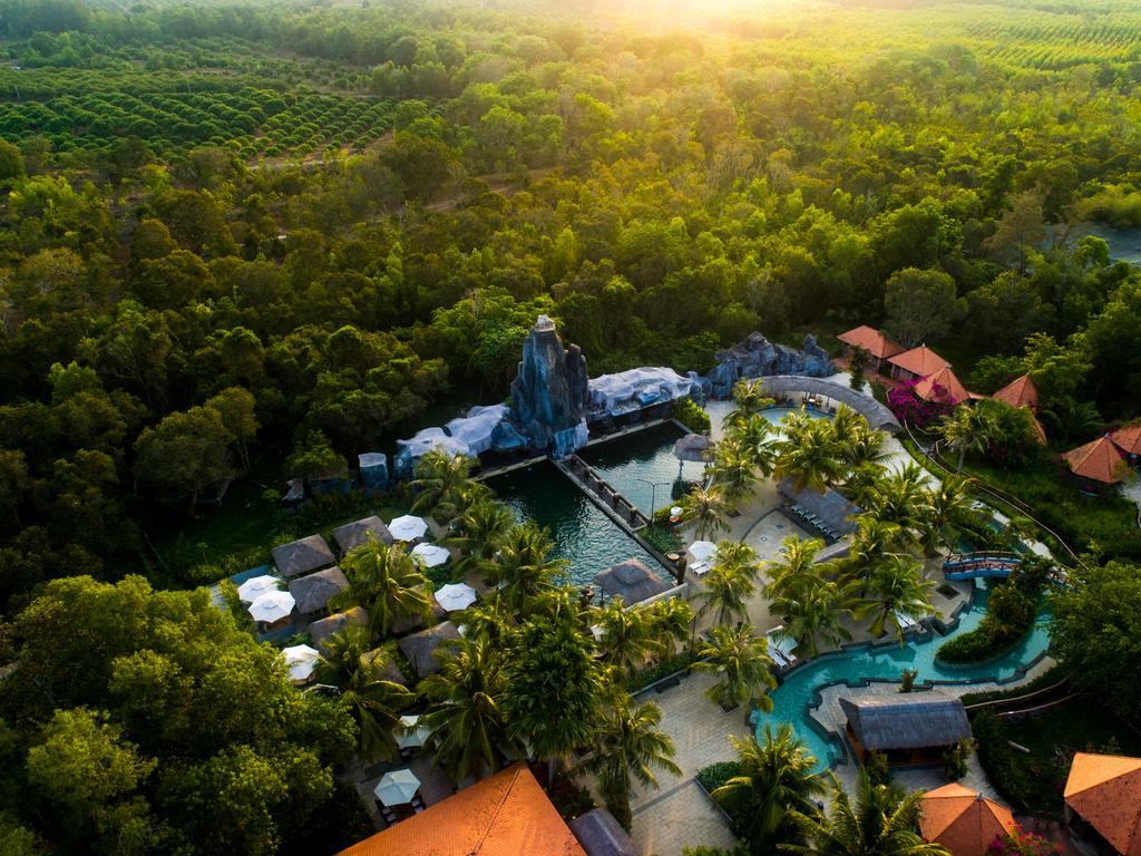 Toàn cảnh khu du lịch Suối nước nóng Bình Châu hòa hợp với thiên nhiên