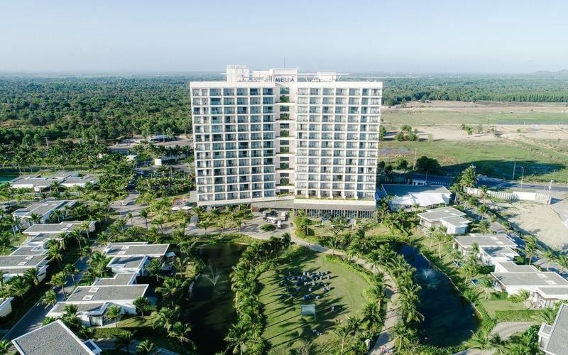 Toàn cảnh khu nghỉ dưỡng Melia Hồ Tràm với hồ bơi và bãi biển riêng