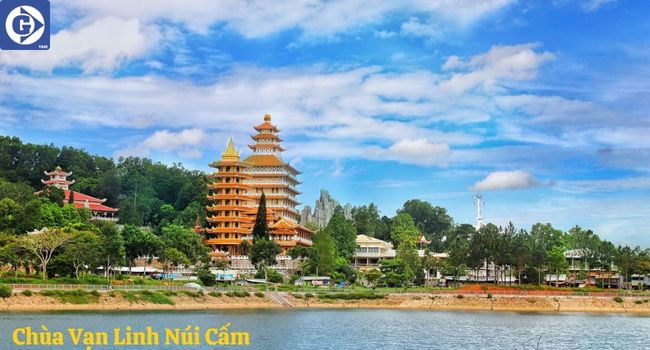 Toàn cảnh kiến trúc Chùa Vạn Linh Núi Cấm hòa mình vào phong cảnh núi non An Giang.
