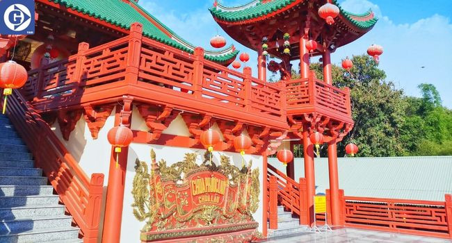 Toàn cảnh kiến trúc độc đáo nhiều tầng của Chùa Lầu Phước Lâm Tự An Giang với mái ngói xanh và tường đỏ