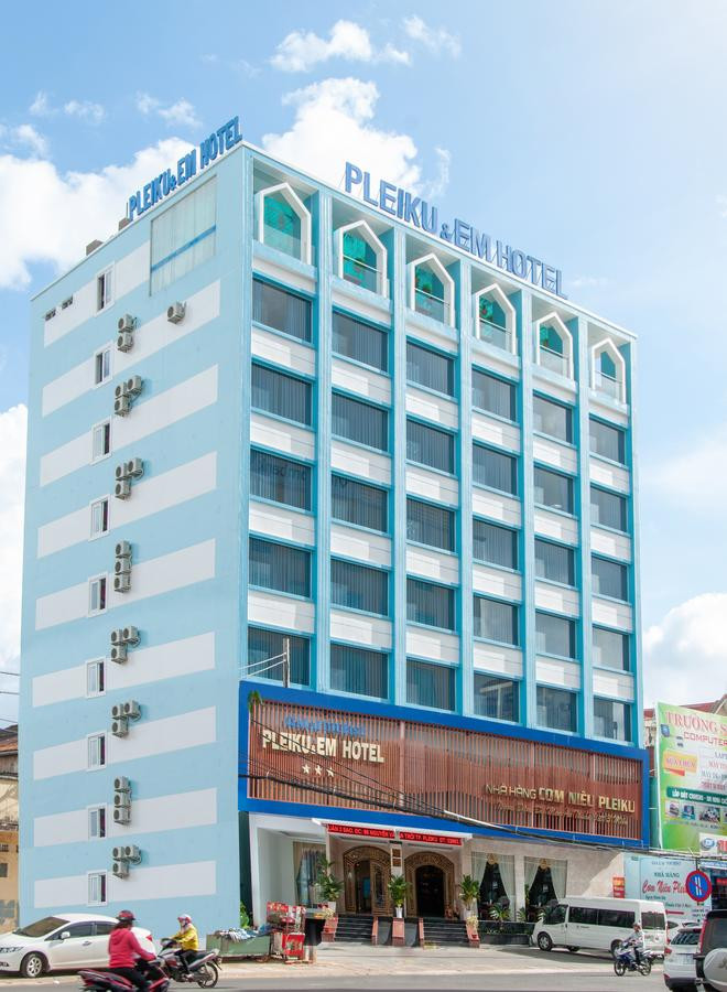 Toàn cảnh mặt tiền Khách sạn Pleiku &amp; Em tại Pleiku Gia Lai