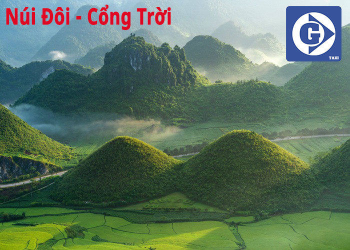 Toàn cảnh Núi Đôi Quản Bạ nhìn từ Cổng Trời