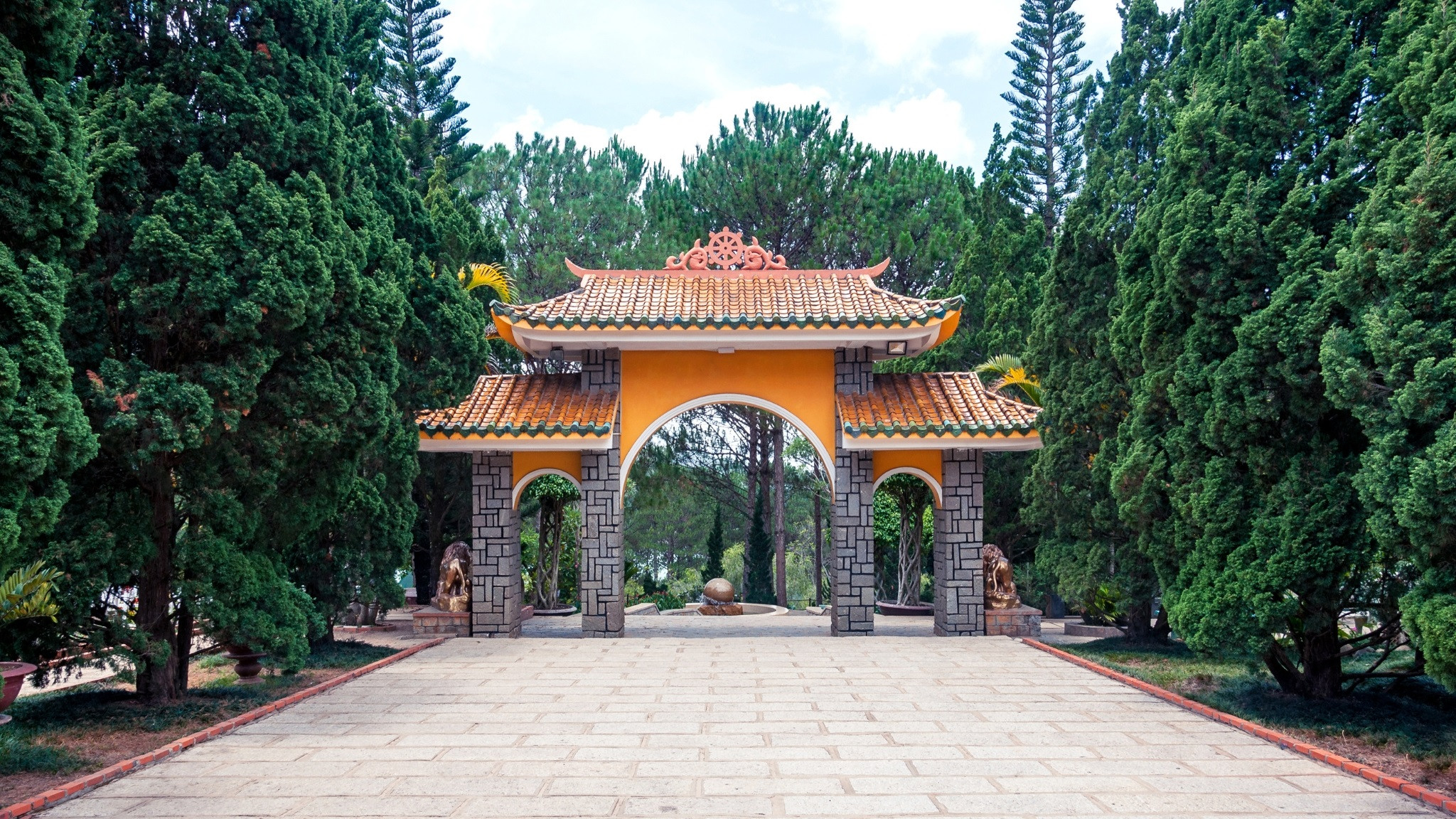 Toàn cảnh Thiền Viện Trúc Lâm Đà Lạt nhìn từ trên cao, khung cảnh yên bình cho taxi tour du lịch Lâm Đồng.