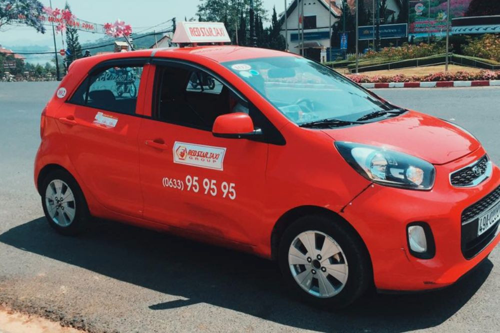 Tổng đài taxi Sao Đỏ sẵn sàng hỗ trợ khách hàng đặt xe tại Đức Trọng
