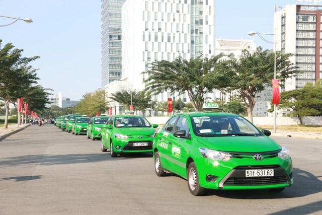 Tổng đài viên đang tiếp nhận cuộc gọi đặt xe taxi tại Phước Long