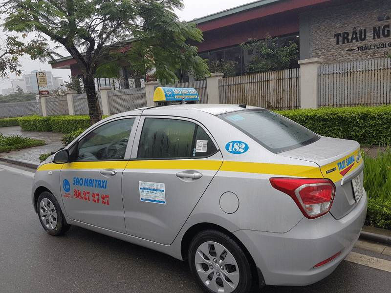 Tổng đài viên đang trực để tiếp nhận yêu cầu gọi taxi Hà Đông