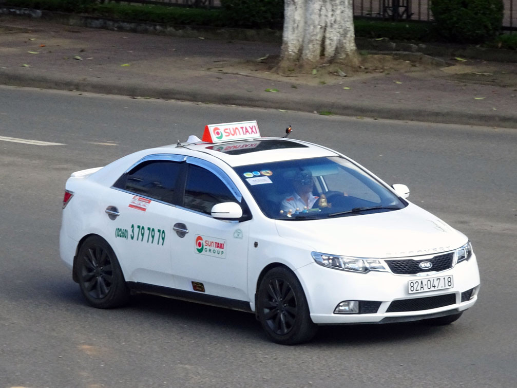 Tổng đài viên đang trực tổng đài taxi phục vụ khách hàng tại Duyên Hải