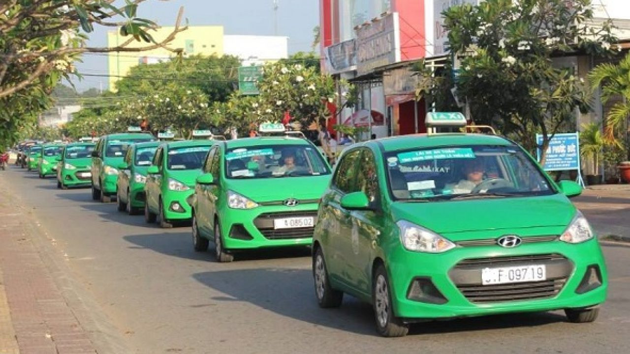 Tổng đài viên sẵn sàng hỗ trợ đặt xe taxi Thường Tín