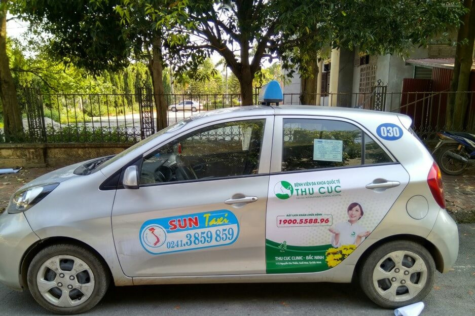 Tổng đài viên Taxi Tam Bình Vĩnh Long đang nhận cuộc gọi từ khách hàng